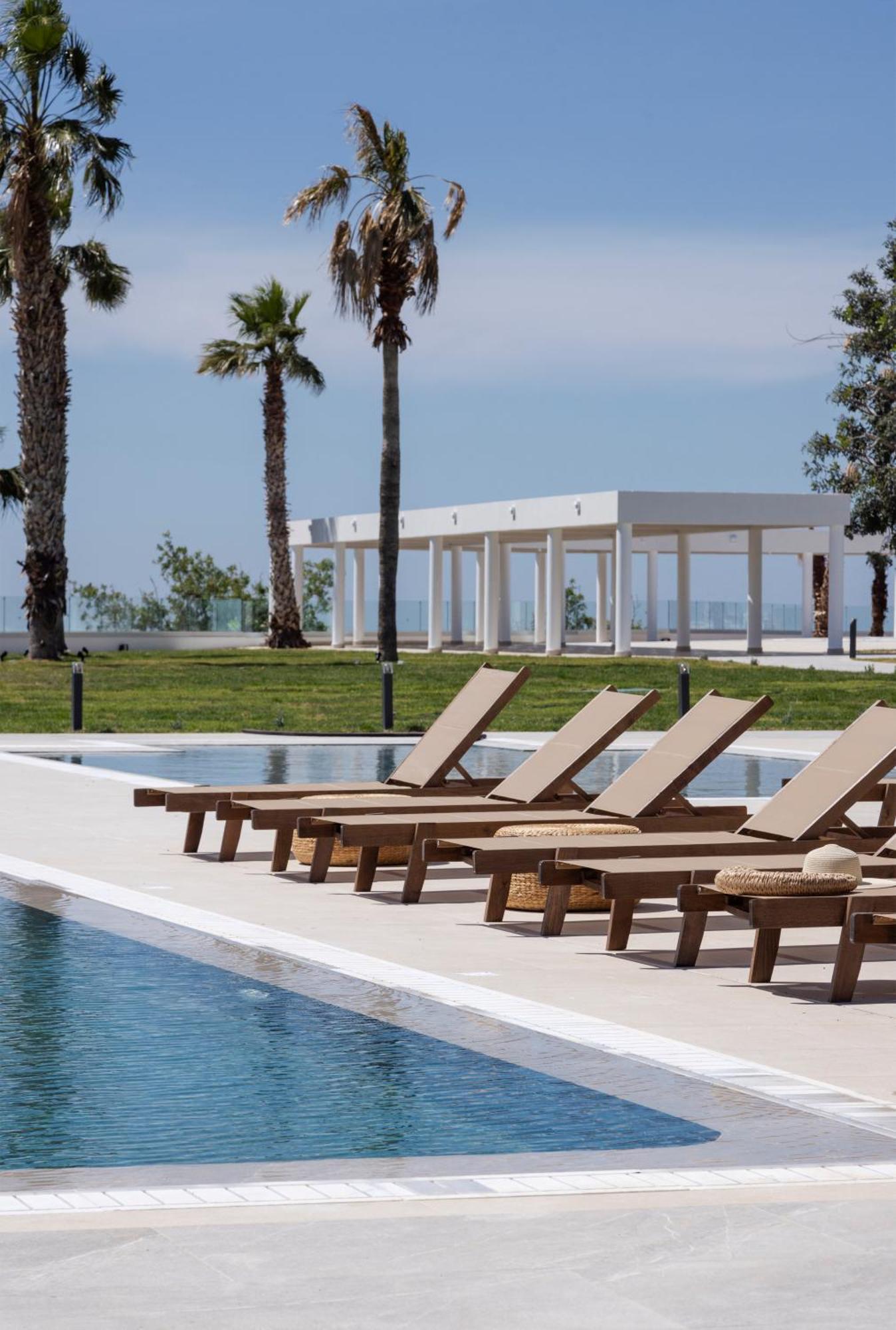 Hills & By Brown Hotel 4*
